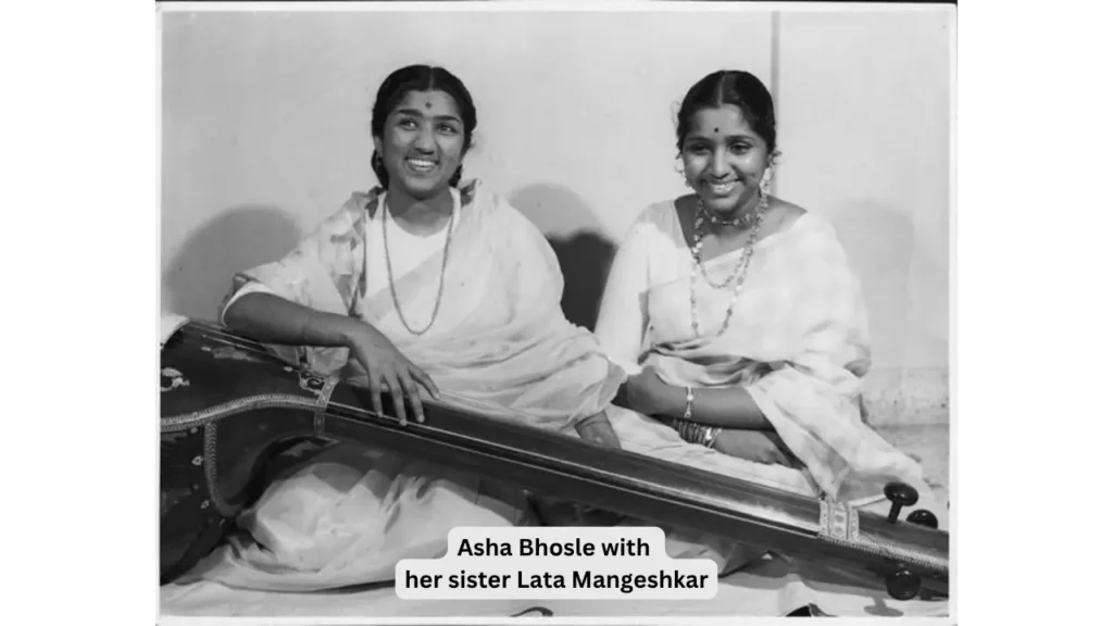 आशा भोसले और लता मंगेशकर — दो महान बहनें, एक तानपुरे के साथ